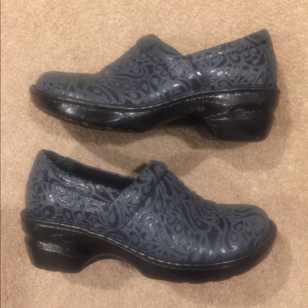 Boc “Peggy”navy blue clogs